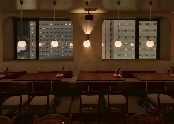 【大人数もOK！窓際テーブル席】2～24名。すすきの駅徒歩3分、すすきの南4条に「ニューイタメシ酒場」オープン。北海道産の旬食材と石窯ピザが自慢。会社飲み会や女子会、少人数宴会にもぴったり。