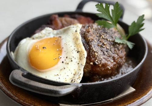 ラム肉の肉汁ハンバーグ 目玉焼きのせ。すきの駅徒歩2分。気軽に楽しめる本格イタリアン「ニューイタメシ酒場」がすすきの南5条にオープン。道産食材の旨みと石窯ピザで、グループ宴会や女子会、プライベート利用を彩ります。