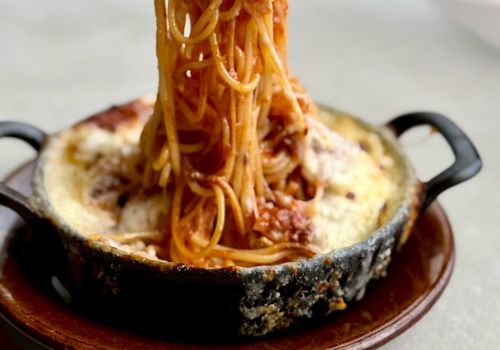 焦がしチーズの鉄鍋ボロネーゼ。すすきの駅徒歩2分のニューイタメシ酒場は、道産食材×窯焼きピザが評判。会社宴会・女子会・プライベート利用に最適。