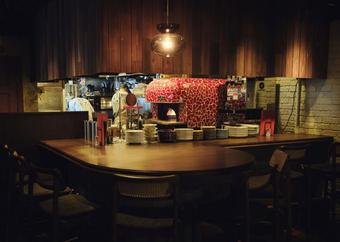 【カウンター席】1～8名様。北の恵みを渋谷で。渋谷駅4分のセンター街にニューイタメシ酒場がオープン。道産素材と石窯焼きのピッツァで、グループ飲み・女子会・プライベートパーティーに。