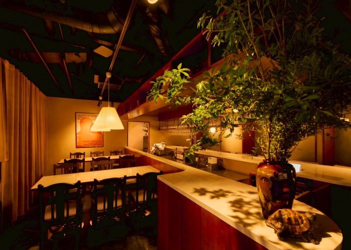 【テーブル席】6～12名。すすきの駅徒歩2分のすすきの南5条にニューイタメシ酒場がオープン。道産素材と石窯焼きのピッツァで、グループ飲み・女子会・プライベートパーティーに。