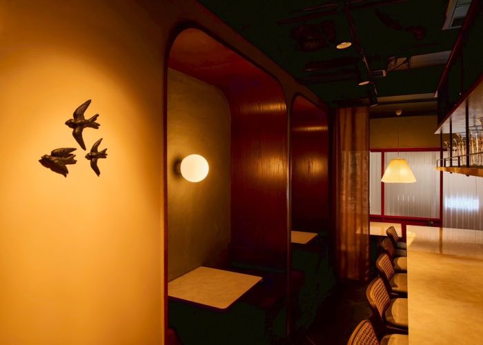 【半個室！テーブル席】4名。すすきの南5条に北海道の人気店、ニューイタメシ酒場がNEW OPEN。すすきの駅徒歩2分、道産食材と薪窯ピザで、女子会やグループ宴会など幅広いシーンに活躍。