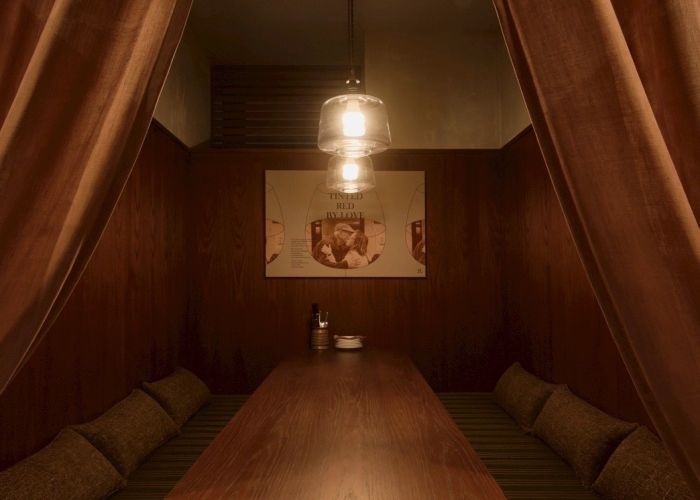 【カーテンで仕切られた個室テーブル席】6名。すすきの南4条に北海道の人気店、ニューイタメシ酒場がNEW OPEN。すすきの駅徒歩3分、道産食材と薪窯ピザで、女子会やグループ宴会など幅広いシーンに活躍。