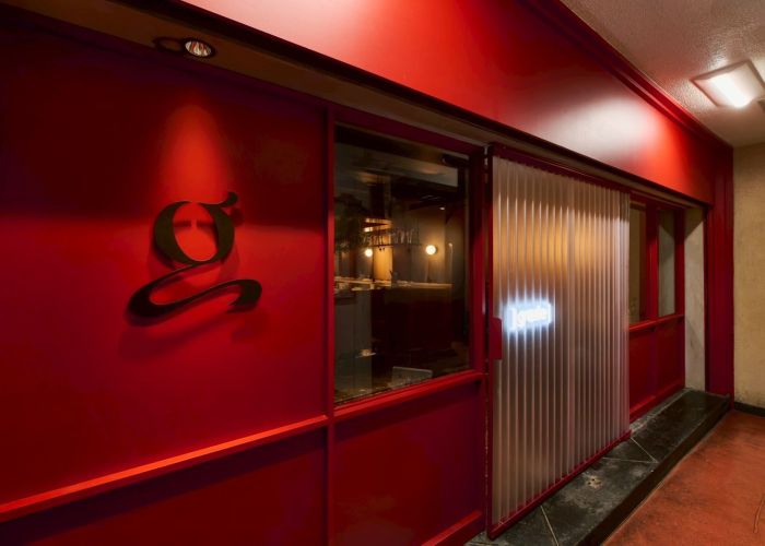 おしゃれな雰囲気の入口。北の恵みを渋谷で。すすきの駅徒歩2分。北海道の人気店「ニューイタメシ酒場」がすすきの南5条に新登場。道産食材と窯焼きピザで、飲み会・女子会・プライベート宴会に最適。