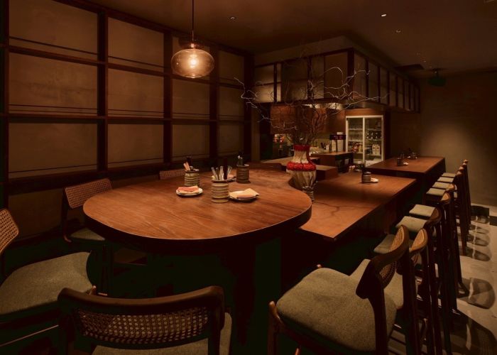 【オシャレなハイカウンター】1～14名。すすきの駅徒歩3分のすすきの南4条にニューイタメシ酒場がオープン。道産素材と石窯焼きのピッツァで、グループ飲み・女子会・プライベートパーティーに。