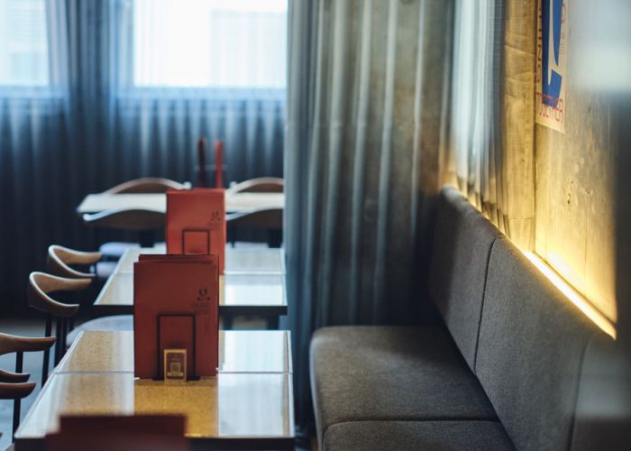 座り心地の良いソファーテーブル席。渋谷駅徒歩4分。北海道グルメと窯焼きピザを堪能できるニューイタメシ酒場が渋谷センター街にグランドオープン！飲み会・女子会・貸切宴会におすすめ。