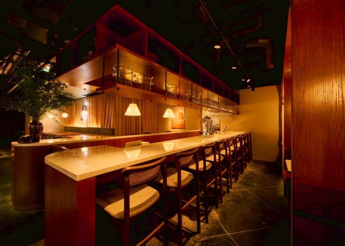 【広々としたカウンター席】1～9席。すすきの駅徒歩2分、すすきの南5条に「ニューイタメシ酒場」オープン。北海道産の旬食材と石窯ピザが自慢。会社飲み会や女子会、少人数宴会にもぴったり。