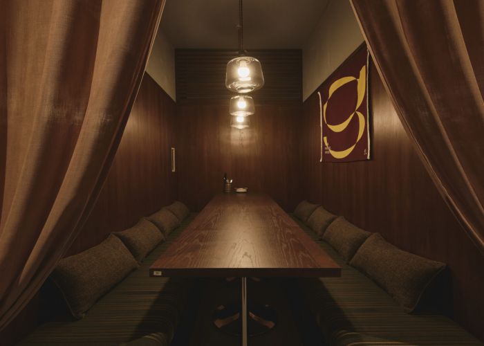 【カーテンで仕切られた個室テーブル席】8名。すすきの南4条に北海道の人気店、ニューイタメシ酒場がNEW OPEN。すすきの駅徒歩3分、道産食材と薪窯ピザで、女子会やグループ宴会など幅広いシーンに活躍。