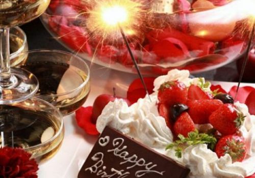 花火と名前の書かれたホールケーキは記念日にぴったりです！すすきの駅徒歩2分。北海道の人気店「ニューイタメシ酒場」がすすきの南5条に新登場。道産食材と窯焼きピザで、飲み会・女子会・プライベート宴会に最適。