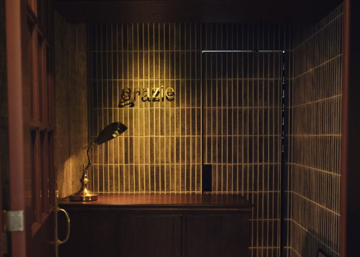 落ち着いた雰囲気の入口。北の恵みを渋谷で。渋谷駅4分のセンター街にニューイタメシ酒場がオープン。道産素材と石窯焼きのピッツァで、グループ飲み・女子会・プライベートパーティーに。