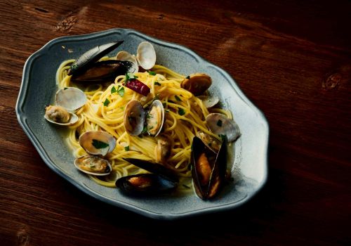 ムール貝とアサリのボンゴレパスタ。すすきの駅徒歩2分のニューイタメシ酒場は、道産食材×窯焼きピザが評判。会社宴会・女子会・プライベート利用に最適。