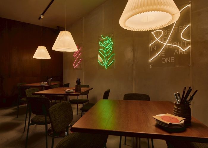 【カーテンで仕切れる半個室テーブル席】4～12名。すすきの南4条に北海道の人気店、ニューイタメシ酒場がNEW OPEN。すすきの駅徒歩3分、道産食材と薪窯ピザで、女子会やグループ宴会など幅広いシーンに活躍。