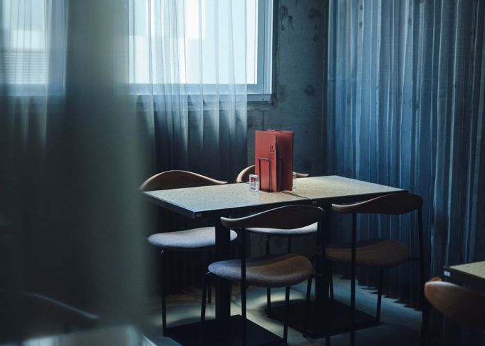 カーテンで仕切られたオシャレな店内。渋谷センター街に北海道の人気店、ニューイタメシ酒場がNEW OPEN。渋谷駅4分、道産食材と薪窯ピザで、女子会やグループ宴会など幅広いシーンに活躍。